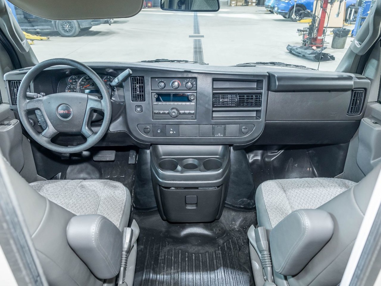 GMC Savana Cutaway 2026