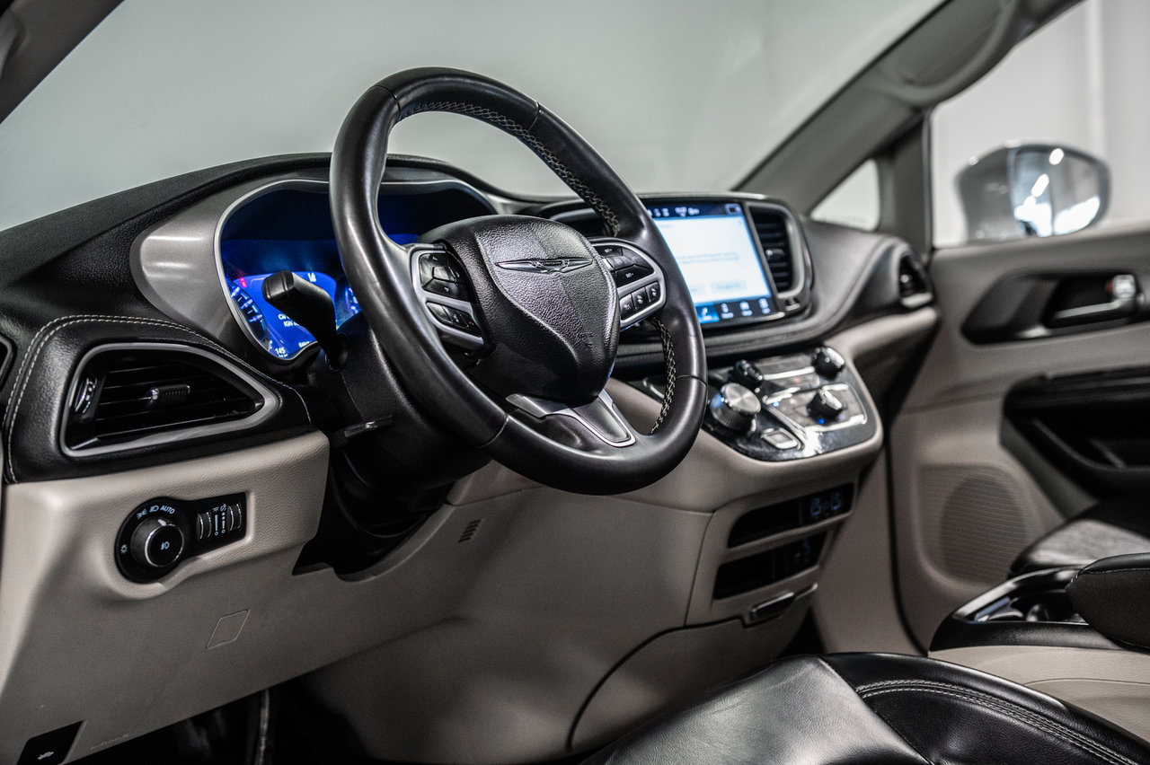 2022 Chrysler Pacifica Touring L-17