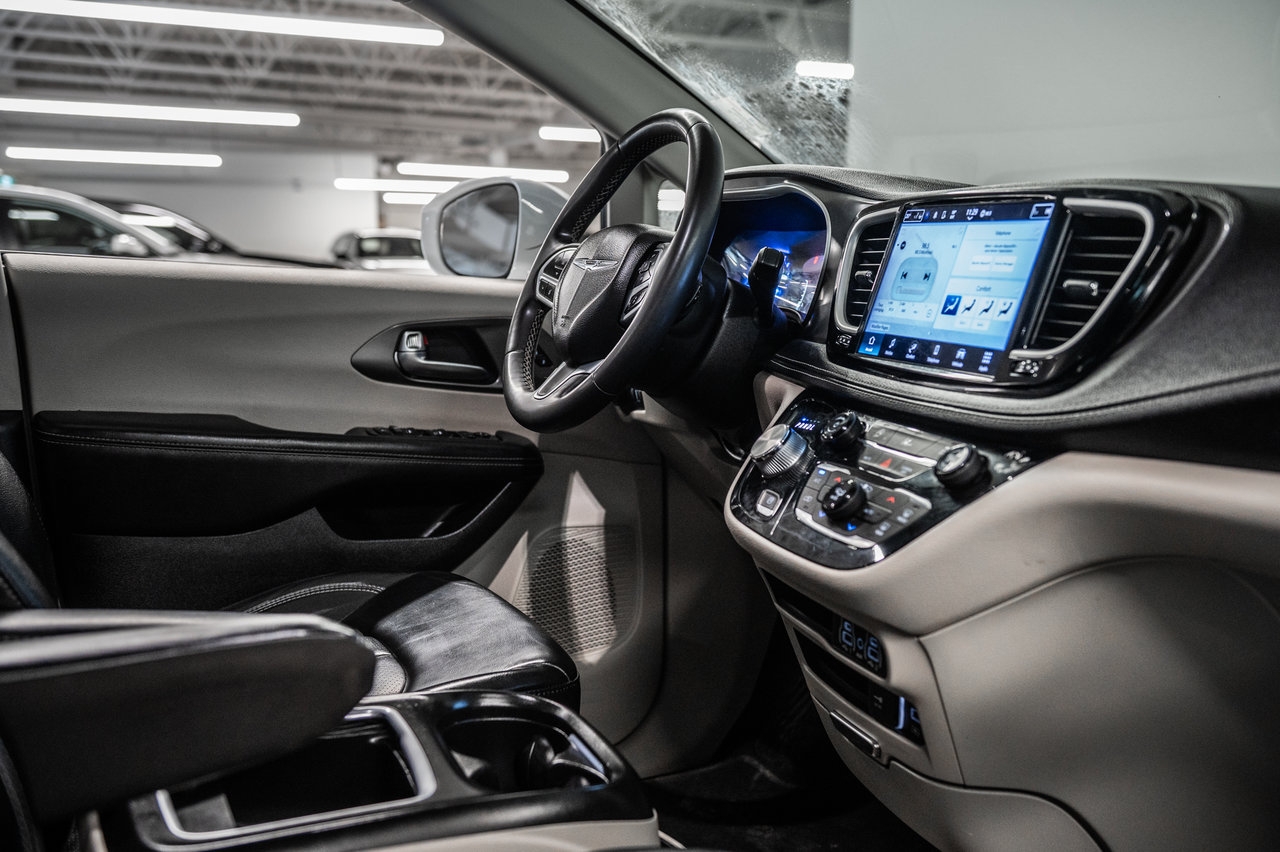 2022 Chrysler Pacifica Touring L-32