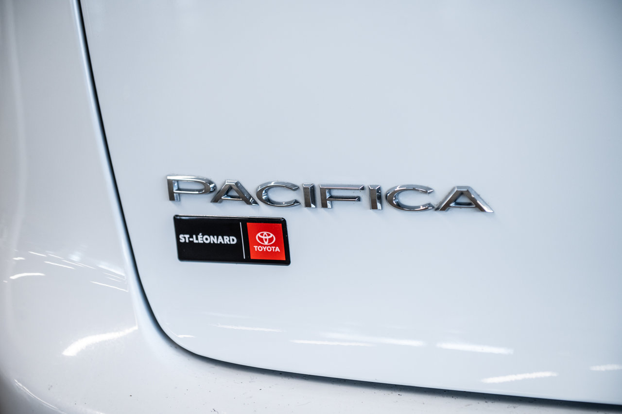 2022 Chrysler Pacifica Touring L-9