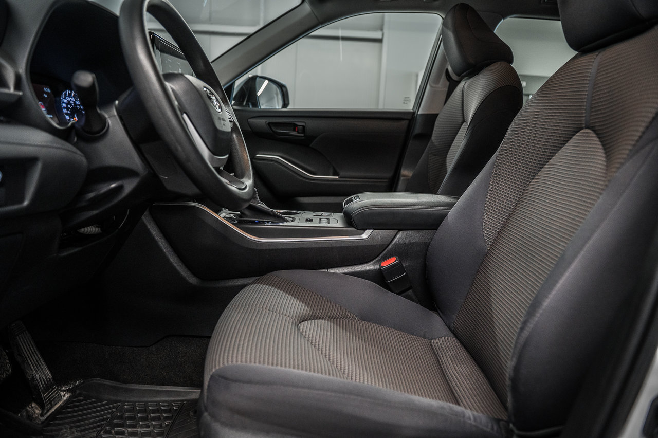 Toyota Highlander LE 2023-14