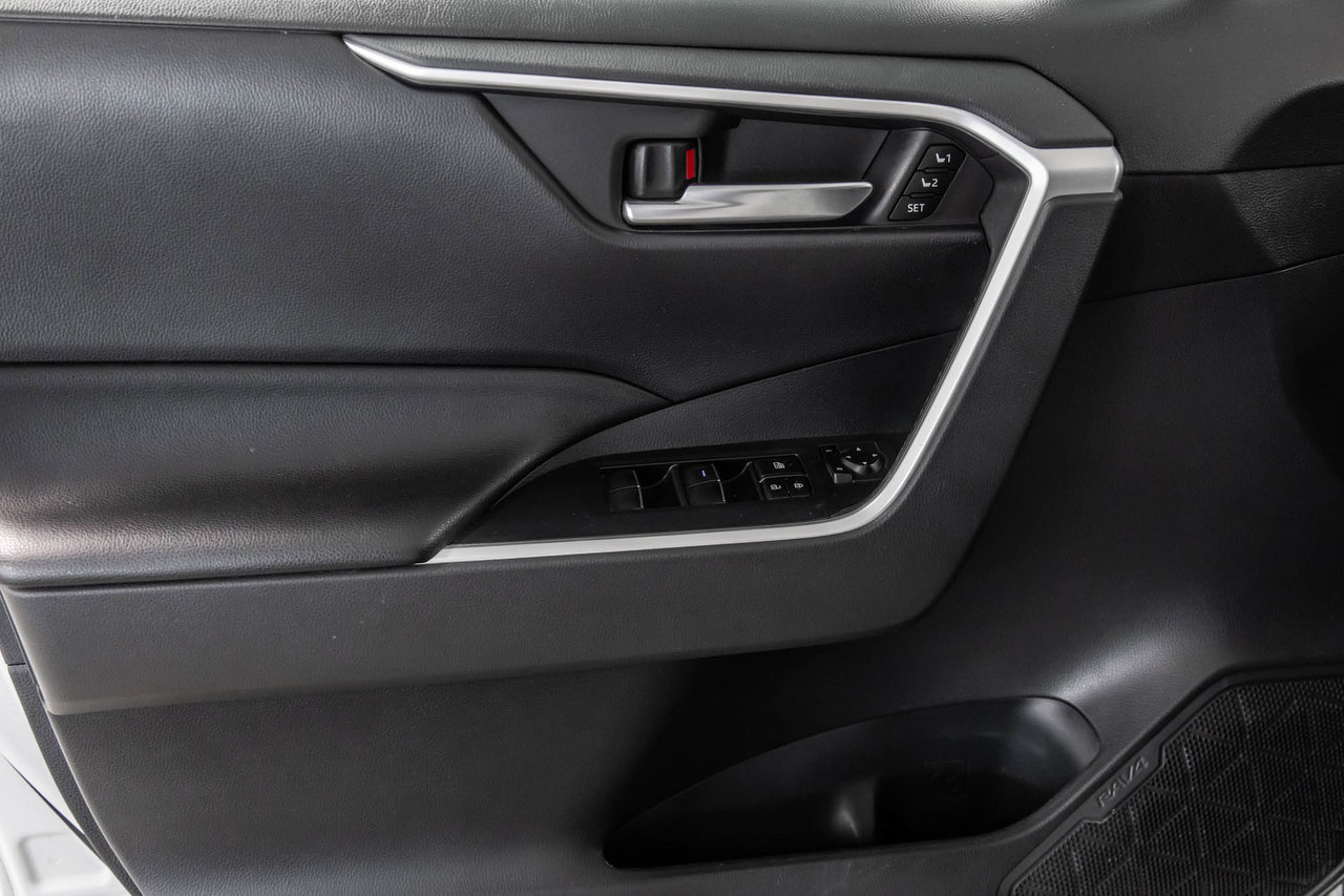 2019 Toyota RAV4 XLE-12