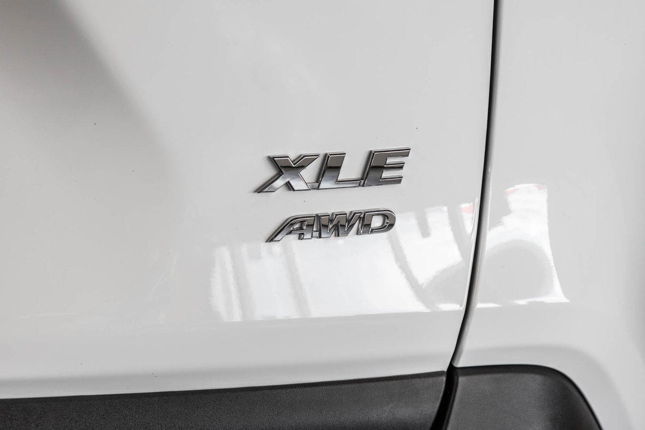 Toyota RAV4 XLE 2023-9