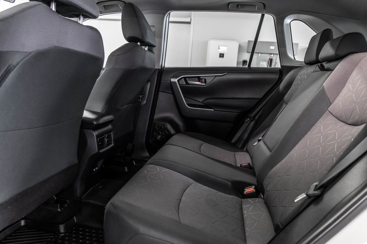 Toyota RAV4 XLE 2023-31