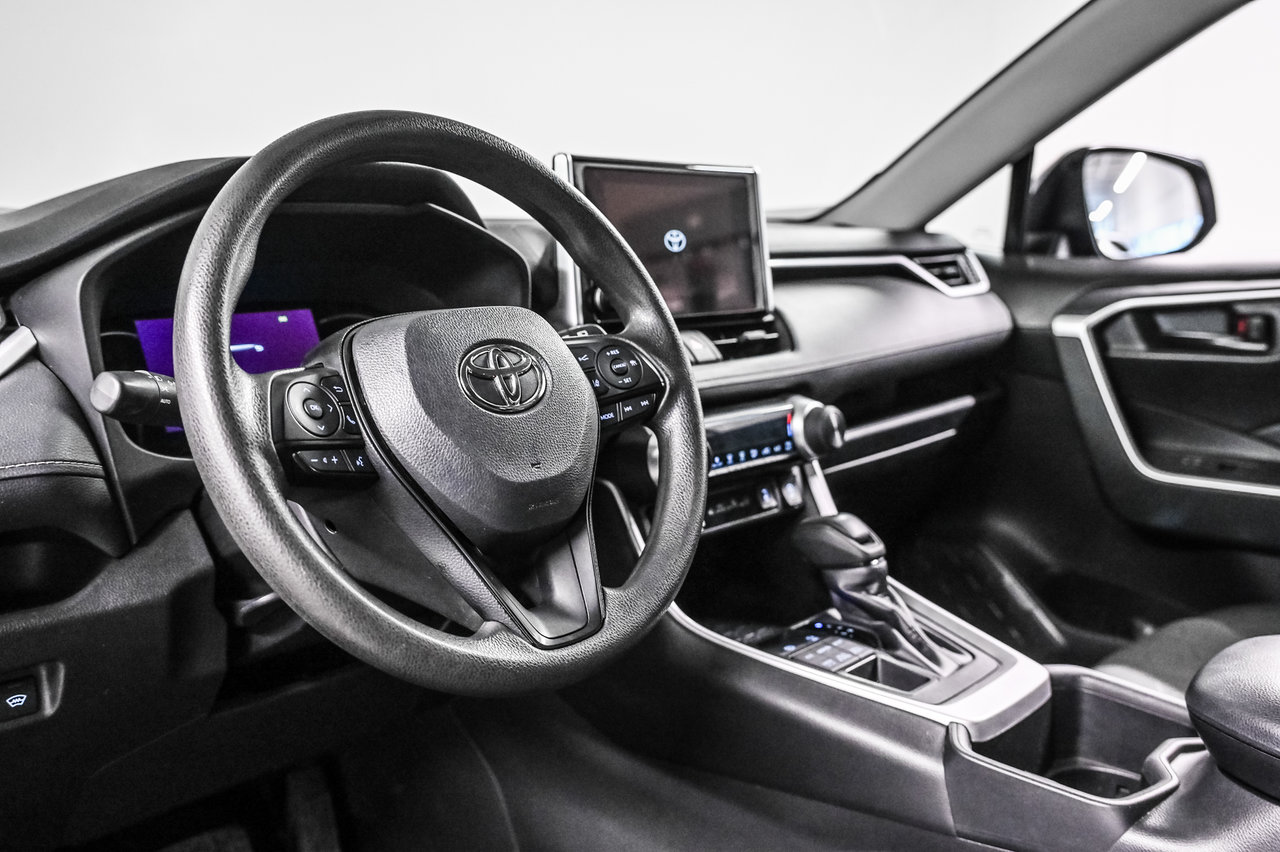 Toyota RAV4 LE 2024-9