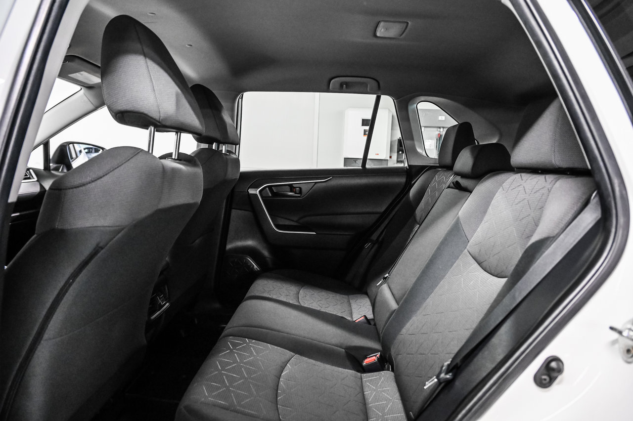 Toyota RAV4 LE 2024-18