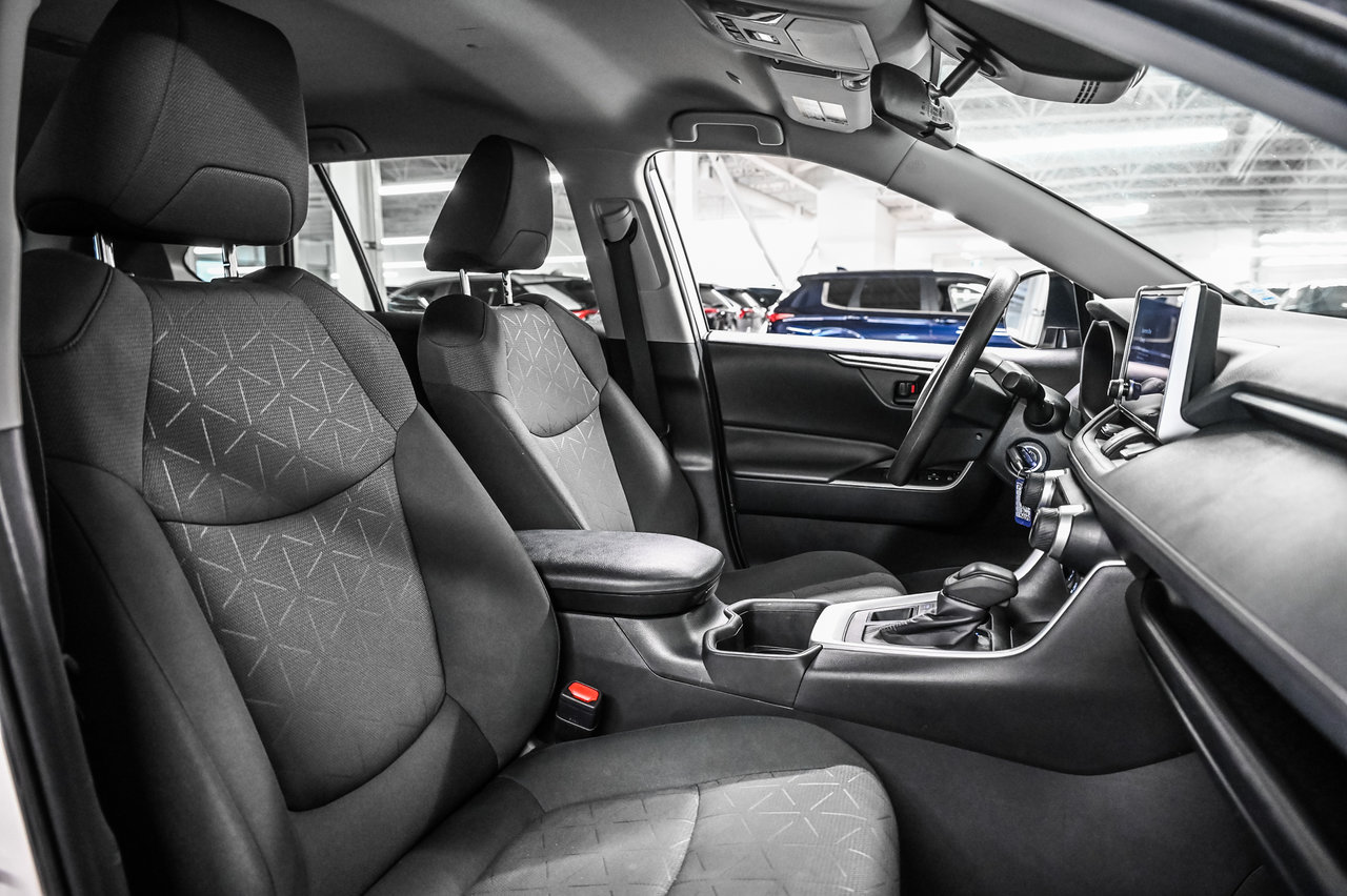 Toyota RAV4 LE 2024-23