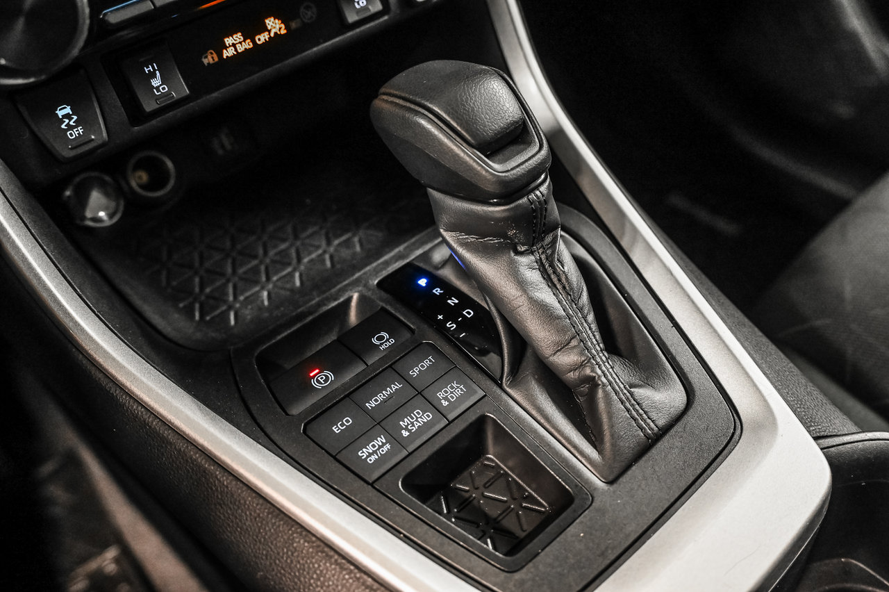 Toyota RAV4 LE 2024-13