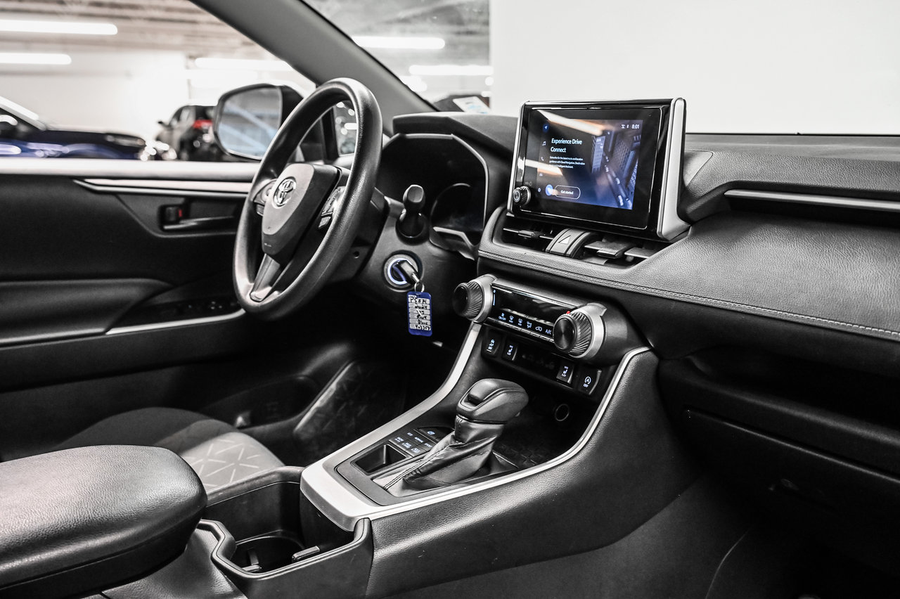 Toyota RAV4 LE 2024-22