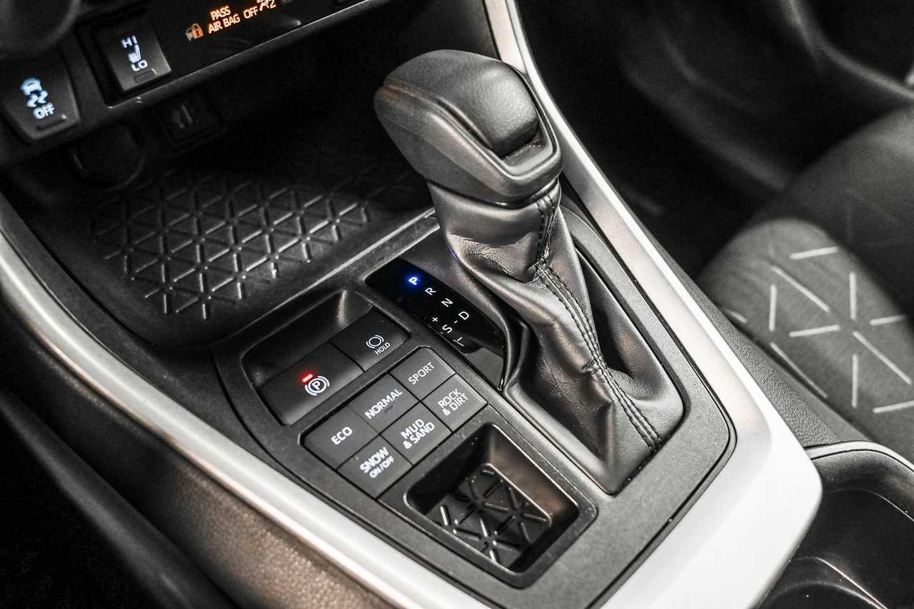 Toyota RAV4 LE 2024-13