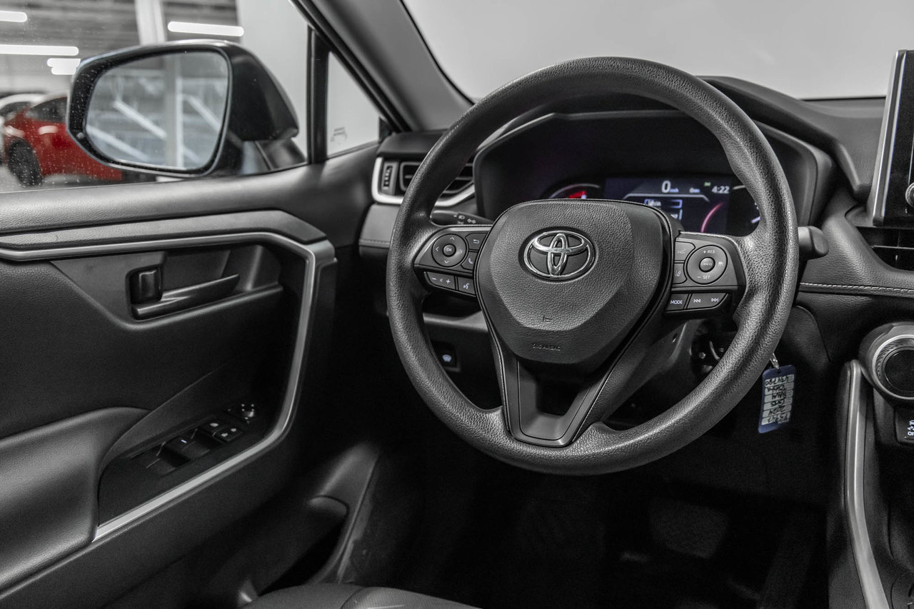 Toyota RAV4 LE 2024-28