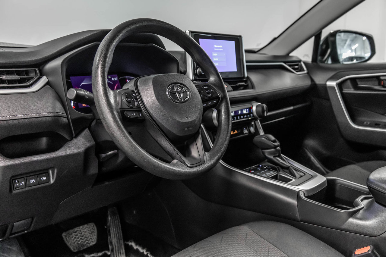 Toyota RAV4 LE 2024-13