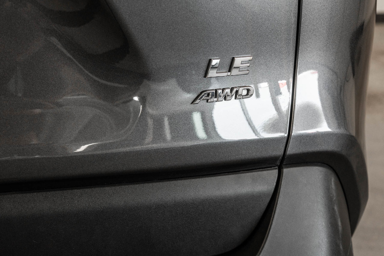 Toyota RAV4 LE 2024-9