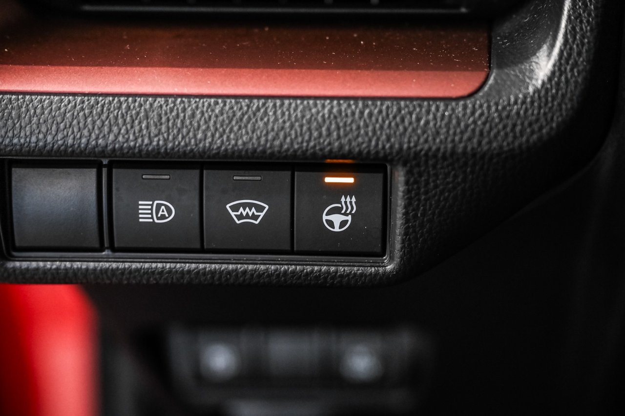 Toyota Prius Plug-In Hybrid SE 2025-10