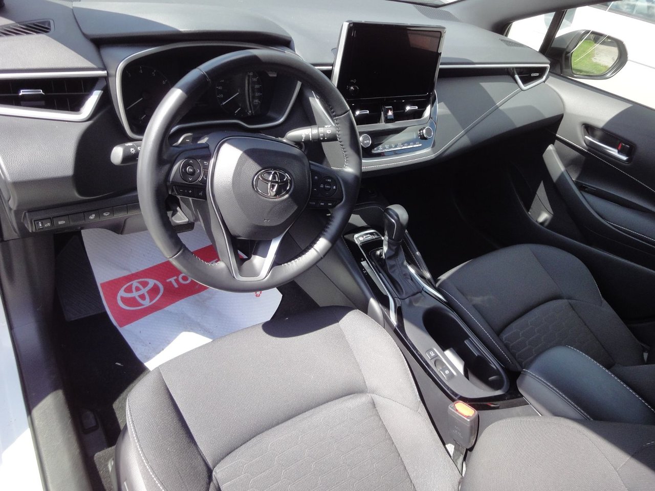 2023 Toyota Corolla Hatchback SE Upgrade-12