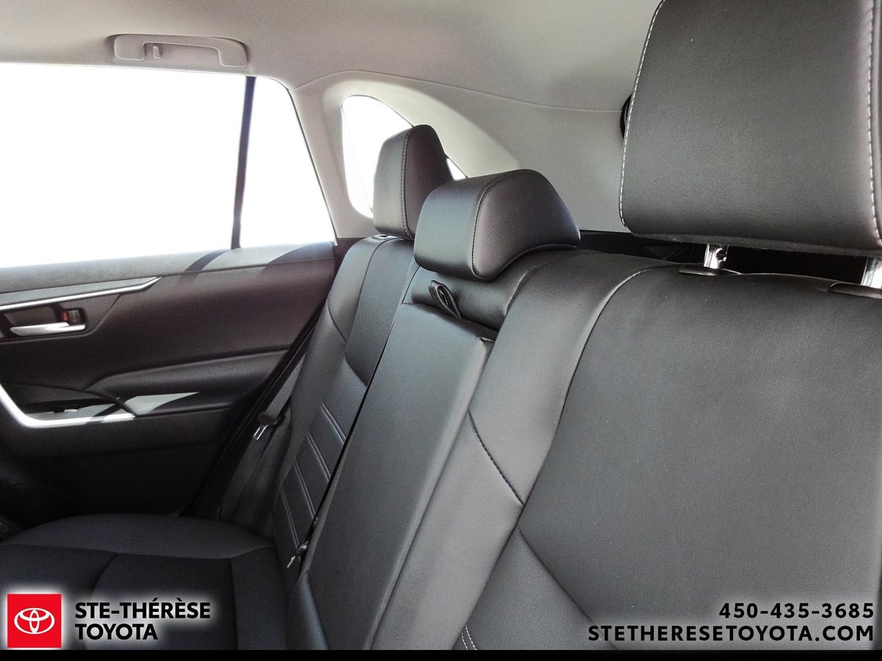 Toyota RAV4 XLE Premium 2023-8