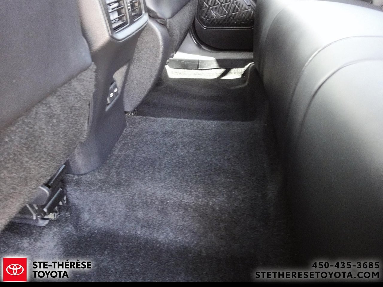 Toyota RAV4 XLE Premium 2023-9