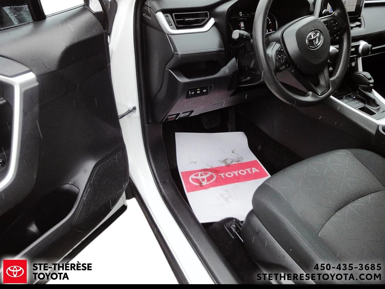 Toyota RAV4 LE 2024-12