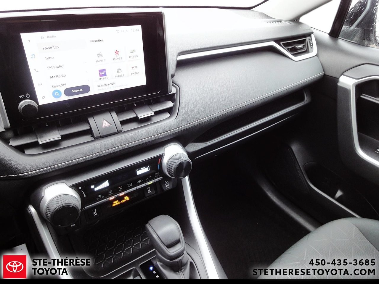 Toyota RAV4 LE 2024-15