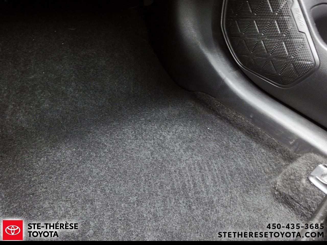 Toyota RAV4 LE 2024-16