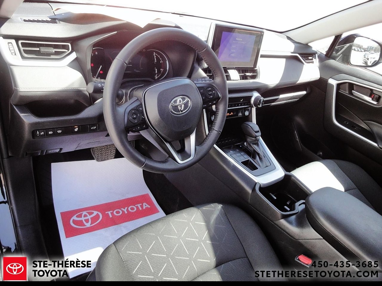 2025 Toyota RAV4 XLE-13