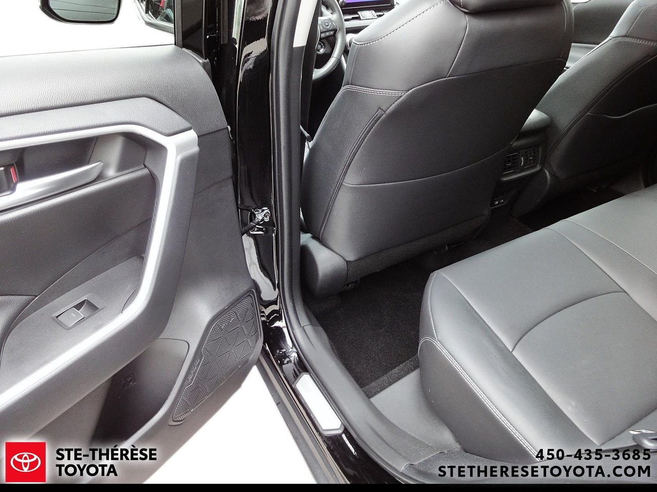 2025 Toyota RAV4 AWD XLE Premium-8