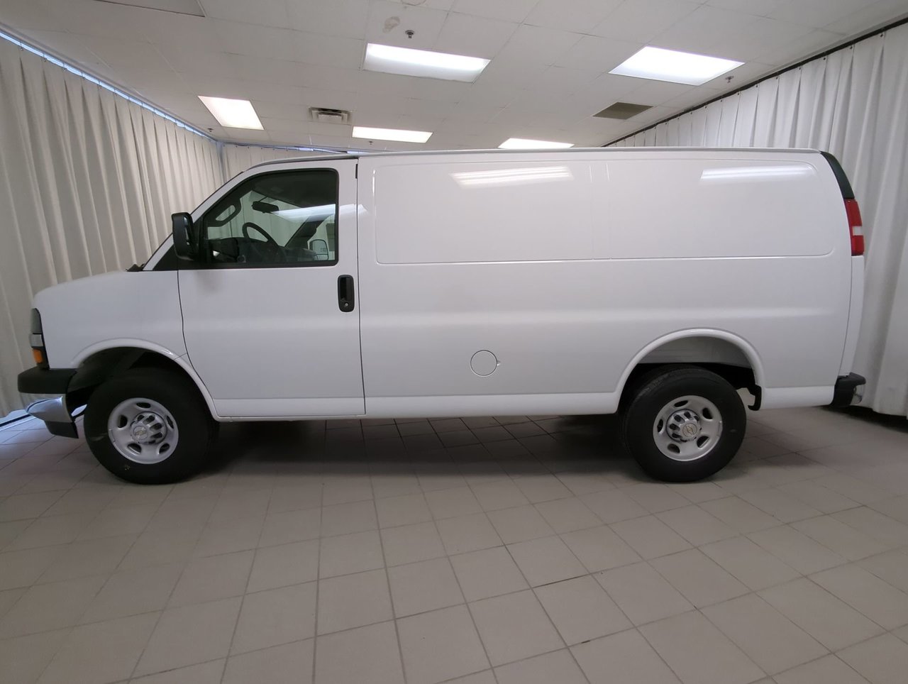 2025 Chevrolet Express Cargo 2500 WT 135''-4