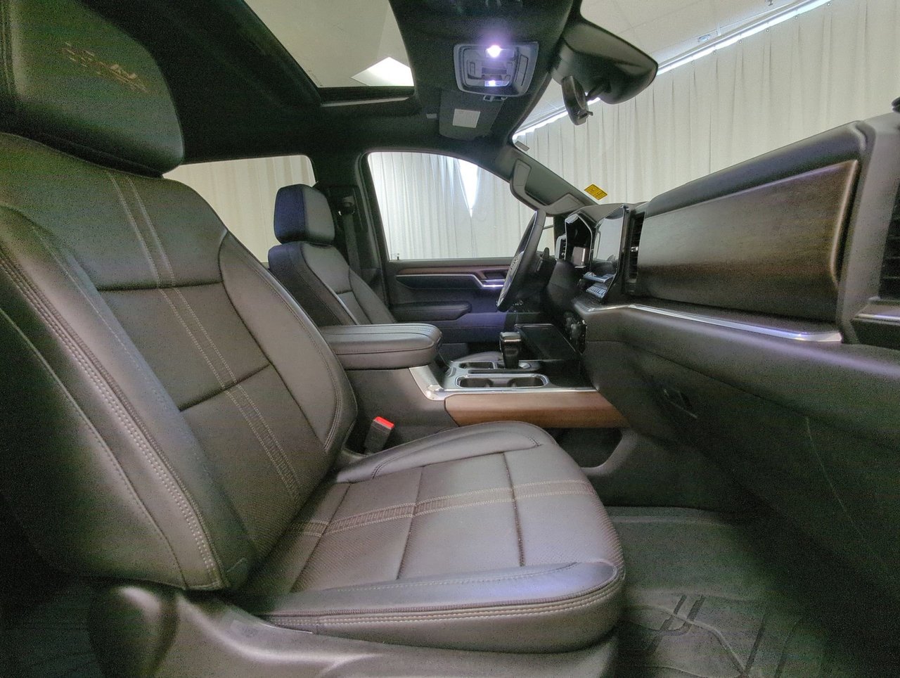 2023 Chevrolet Silverado 1500 High Country-24