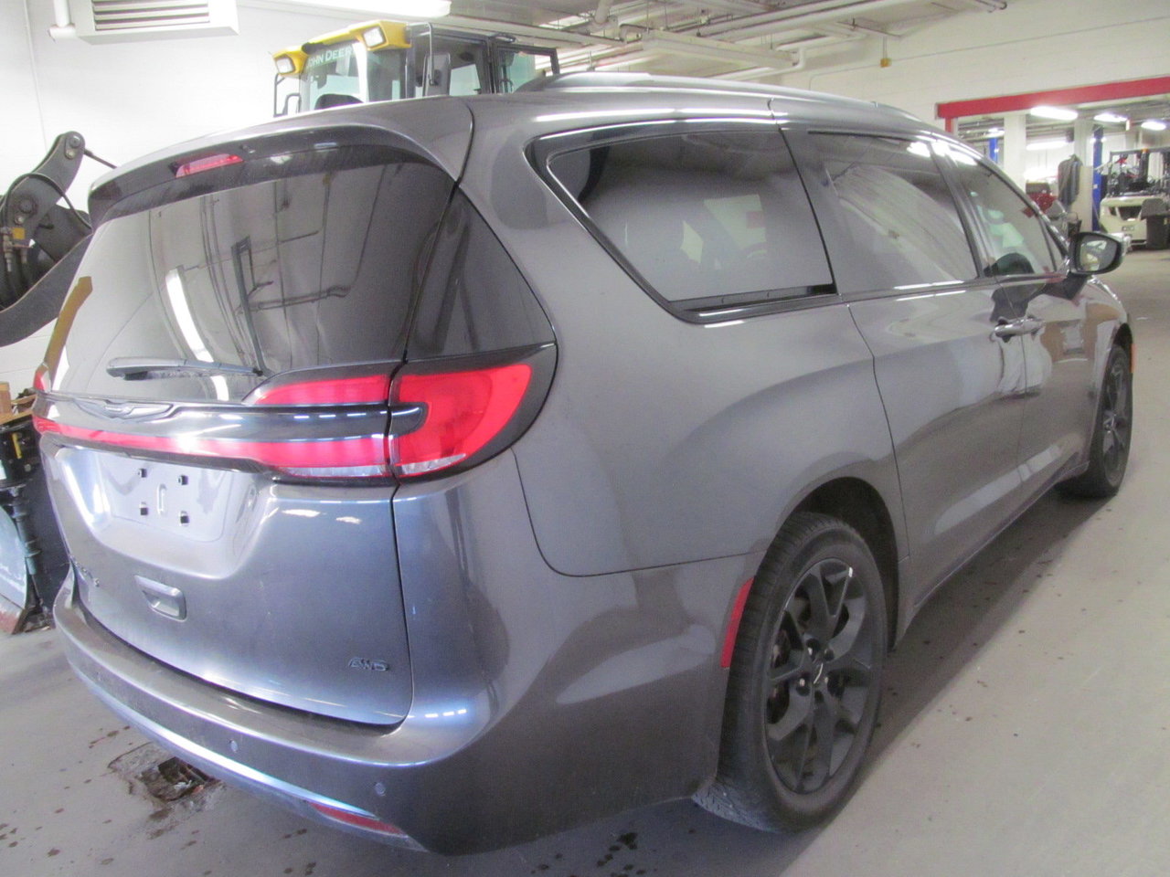 2023 Chrysler Pacifica Touring L-3