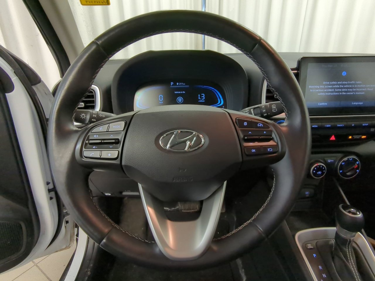2023 Hyundai Venue Preferred-13