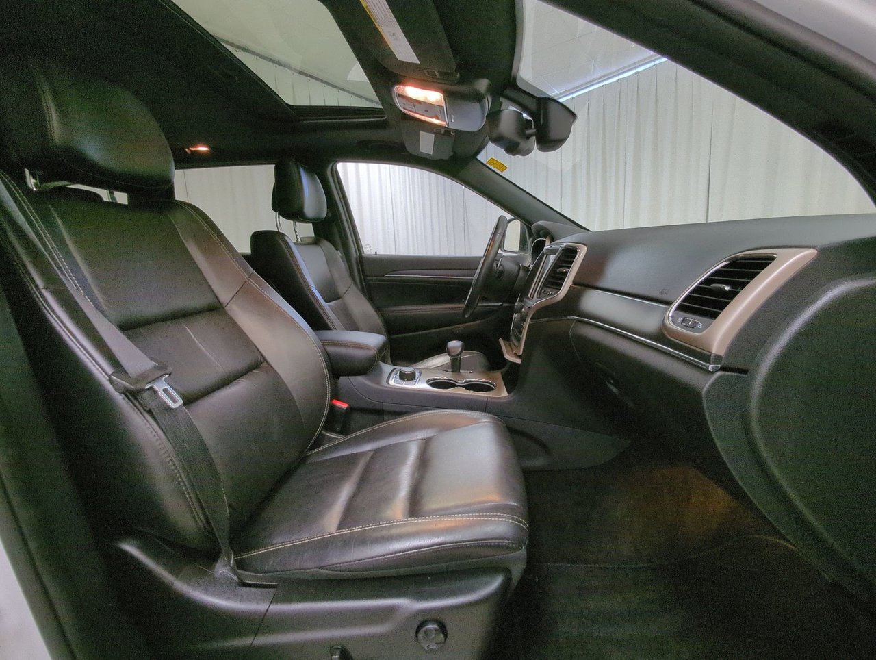 2015 Jeep Grand Cherokee Limited-24