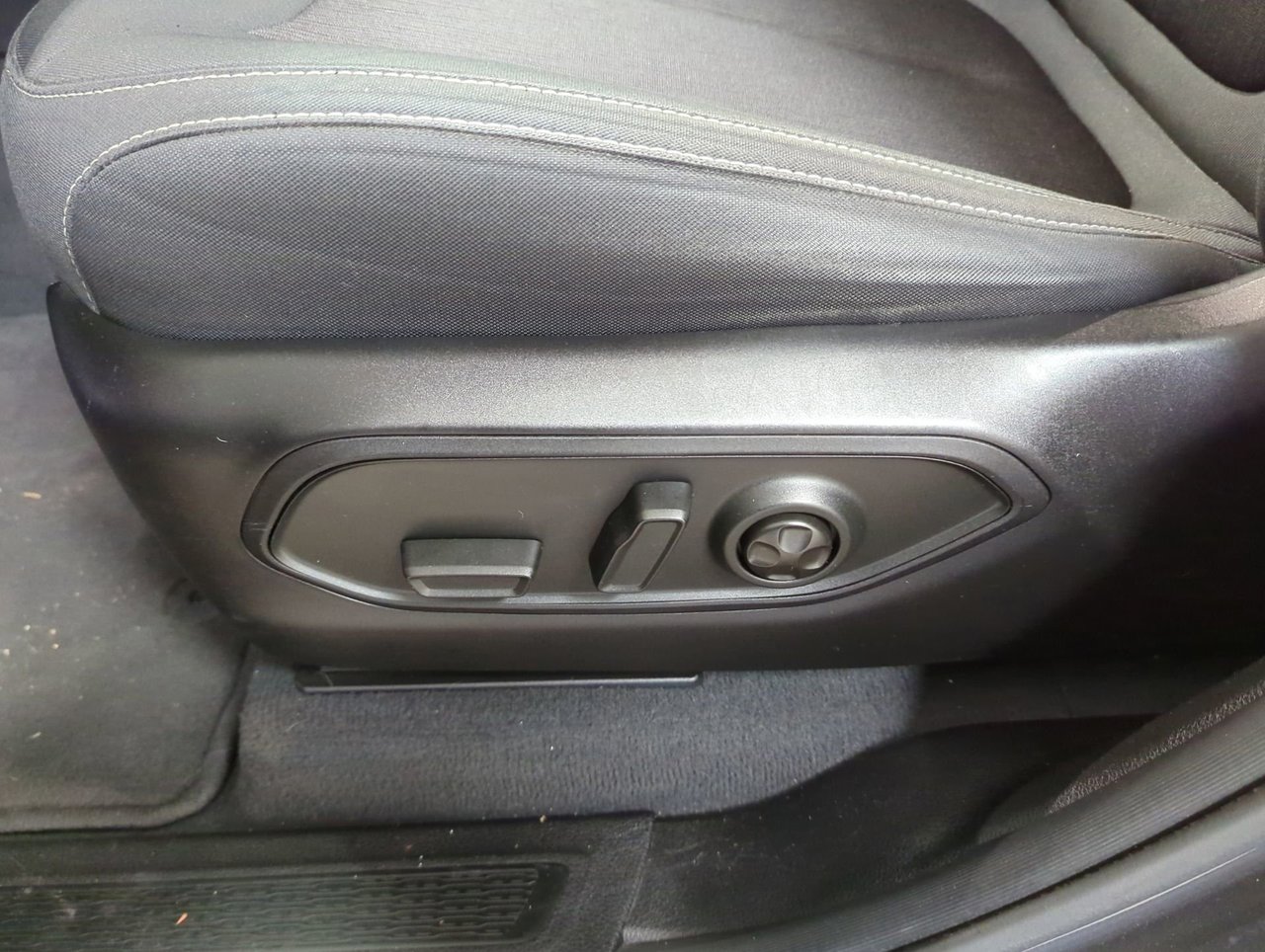 2023 Jeep Grand Cherokee Laredo-11