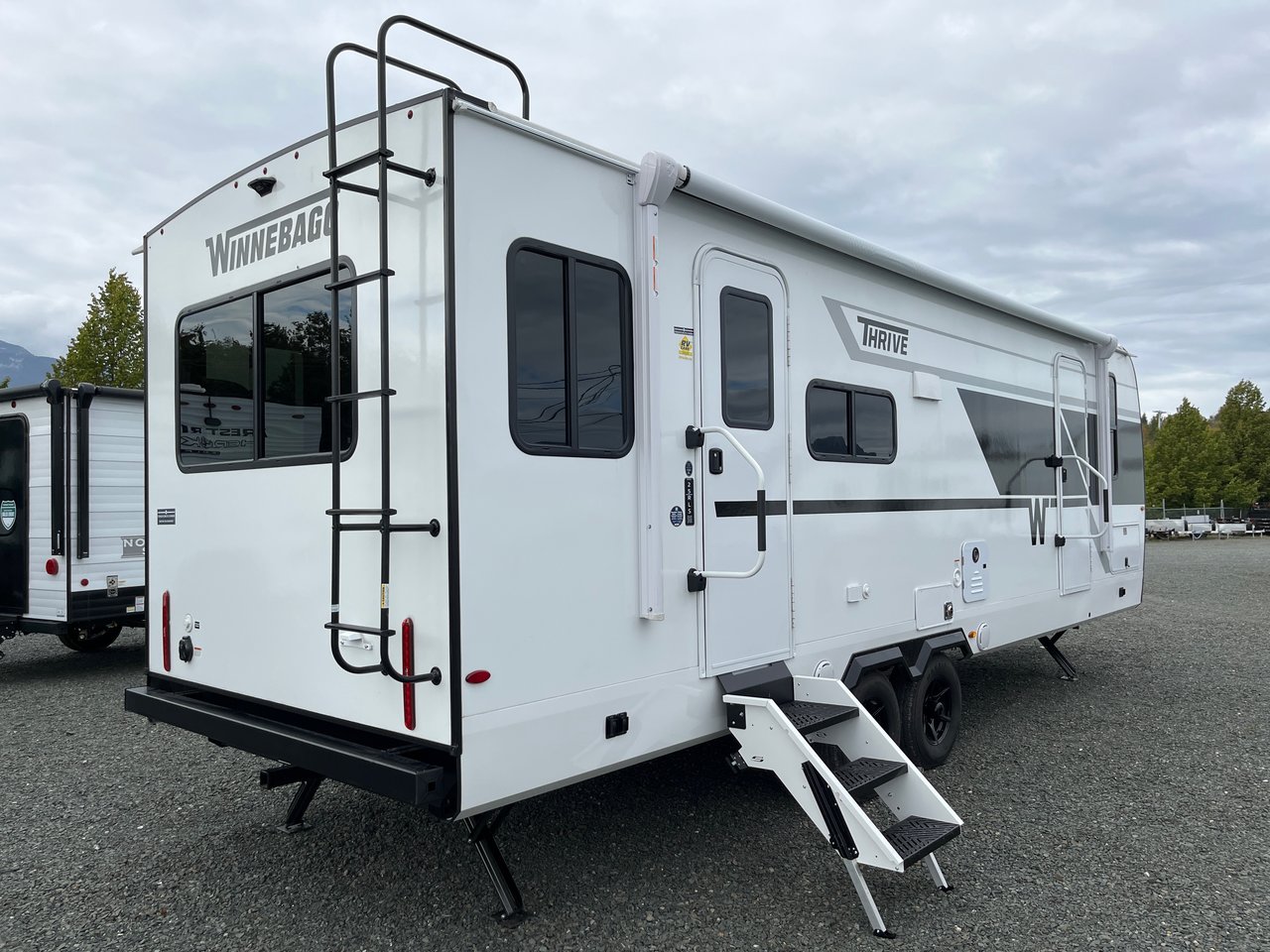 2026 Winnebago THRIVE 25RLS-3