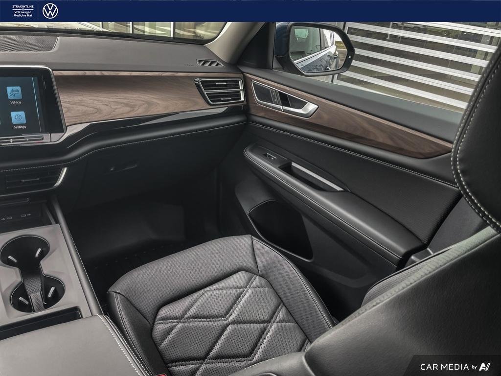 2025 Volkswagen Atlas Comfortline Spacious 7-seater SUV with power, tech, and AWD.