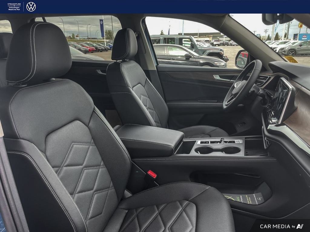 2025 Volkswagen Atlas Comfortline Spacious 7-seater SUV with power, tech, and AWD.