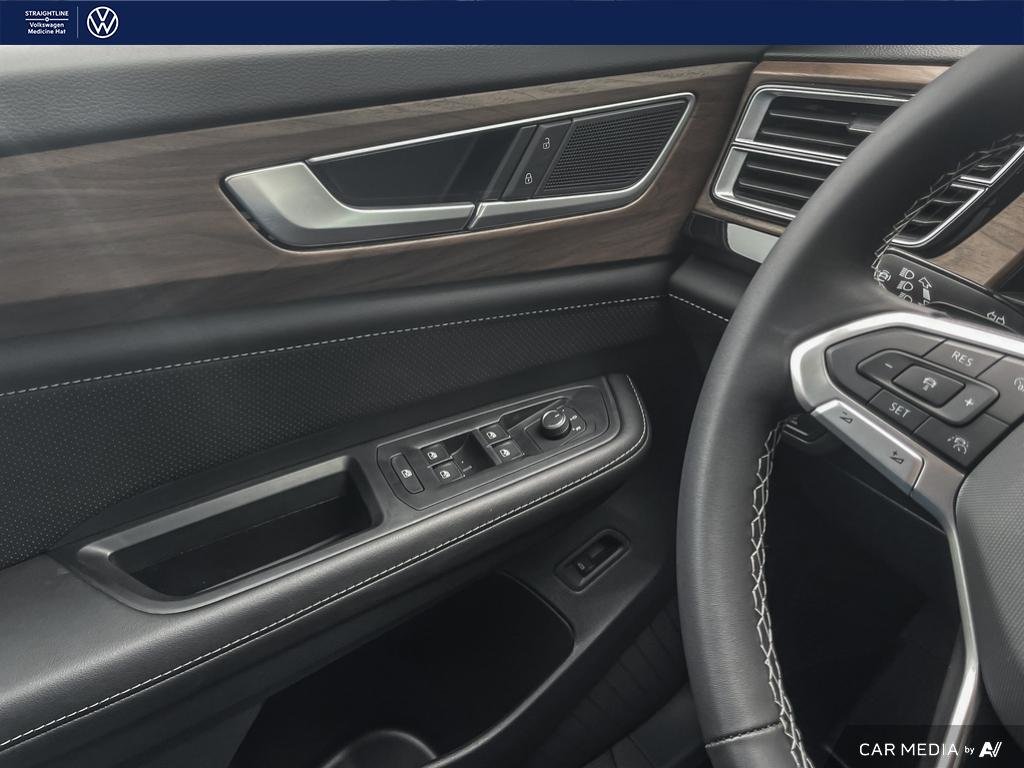 2025 Volkswagen Atlas Comfortline Spacious 7-seater SUV with power, tech, and AWD.