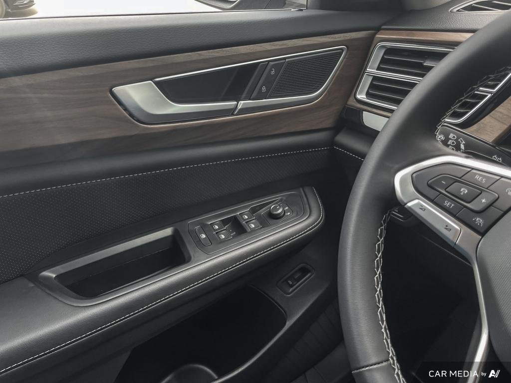 2025 Volkswagen Atlas Comfortline Spacious 7-seater SUV with power, tech, and AWD.
