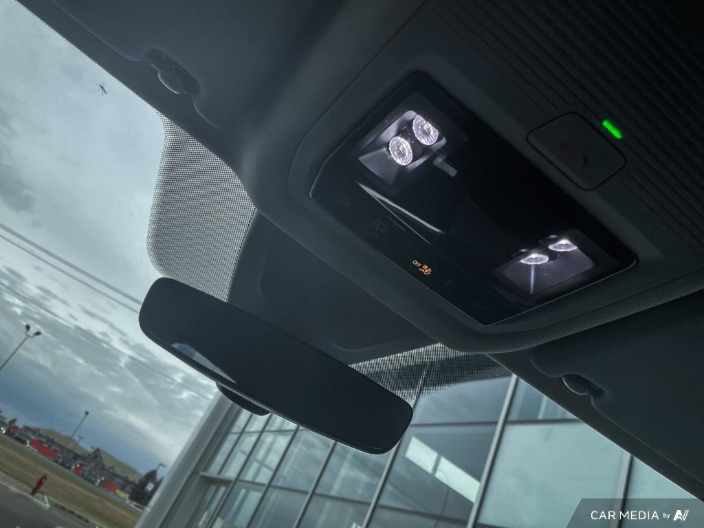 2025 Volkswagen Atlas Comfortline Spacious 7-seater SUV with power, tech, and AWD.