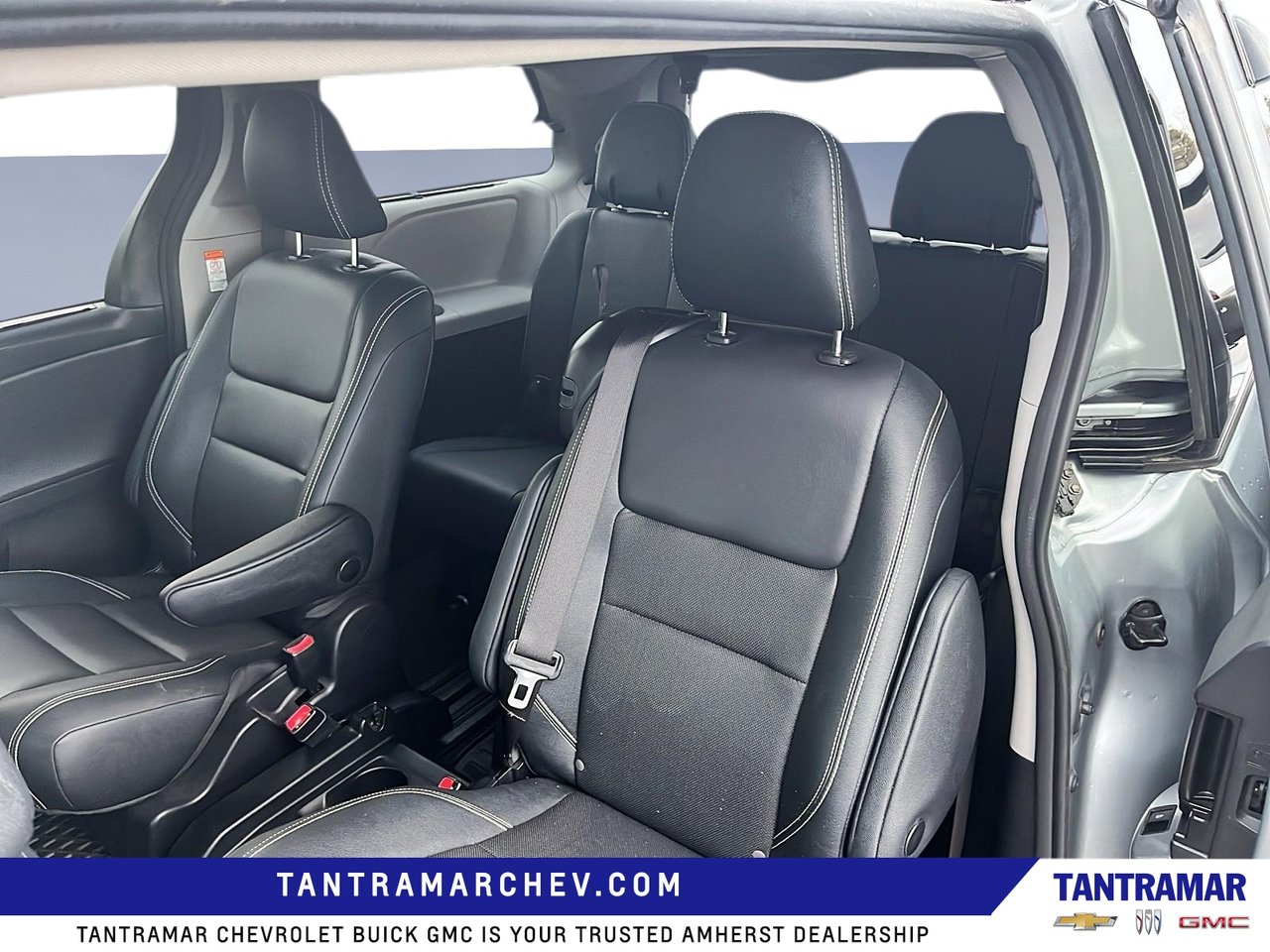 2020 Toyota Sienna SE-9