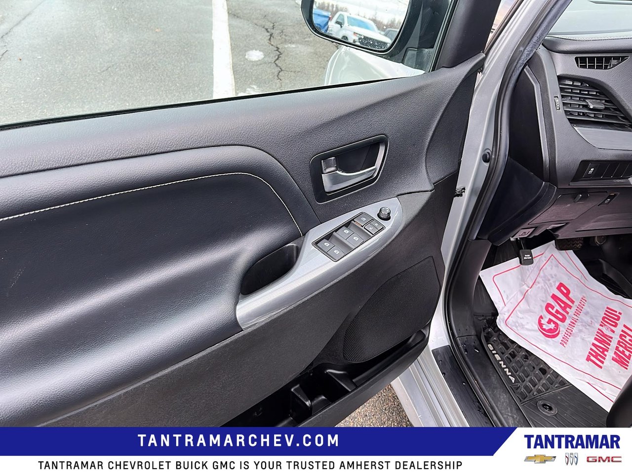 2020 Toyota Sienna SE-11