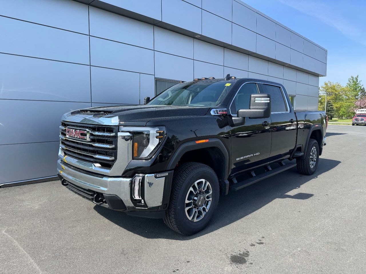 Onyx Black 2026 GMC Sierra 2500HD SLE Crew Cab 4WD Pickup Truck Four-Wheel Drive Automatic