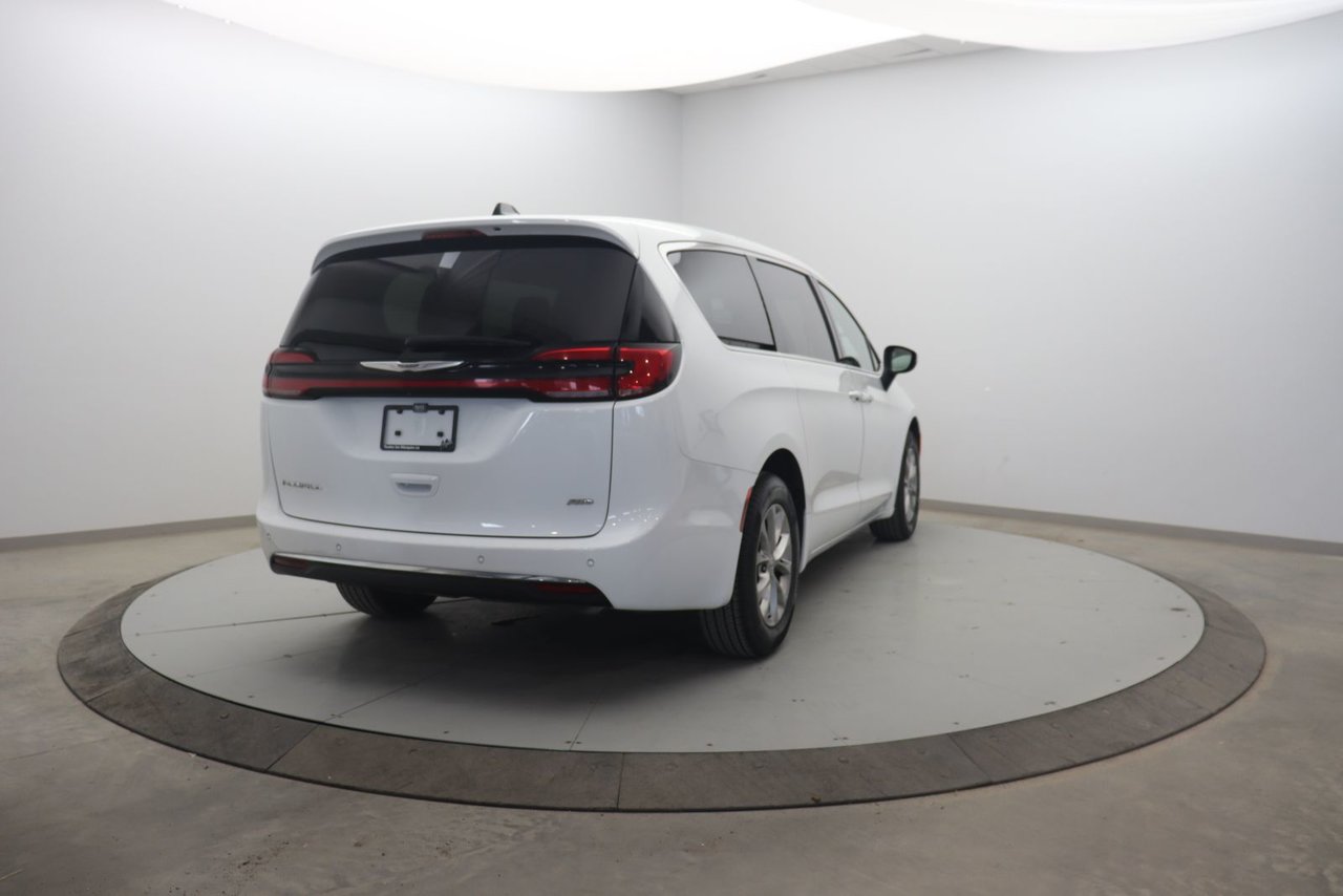 Chrysler Pacifica Touring L 2023-3