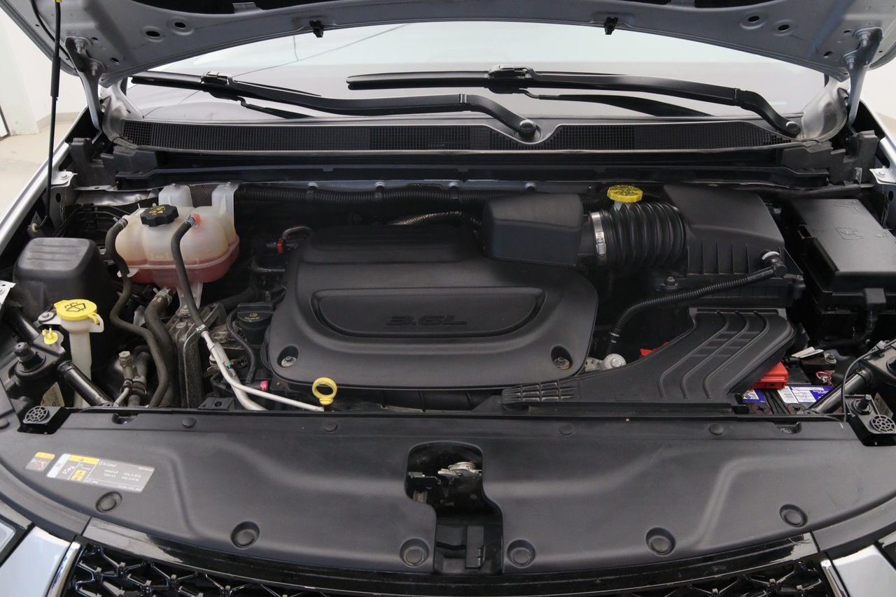 Chrysler Pacifica Touring L 2023-14