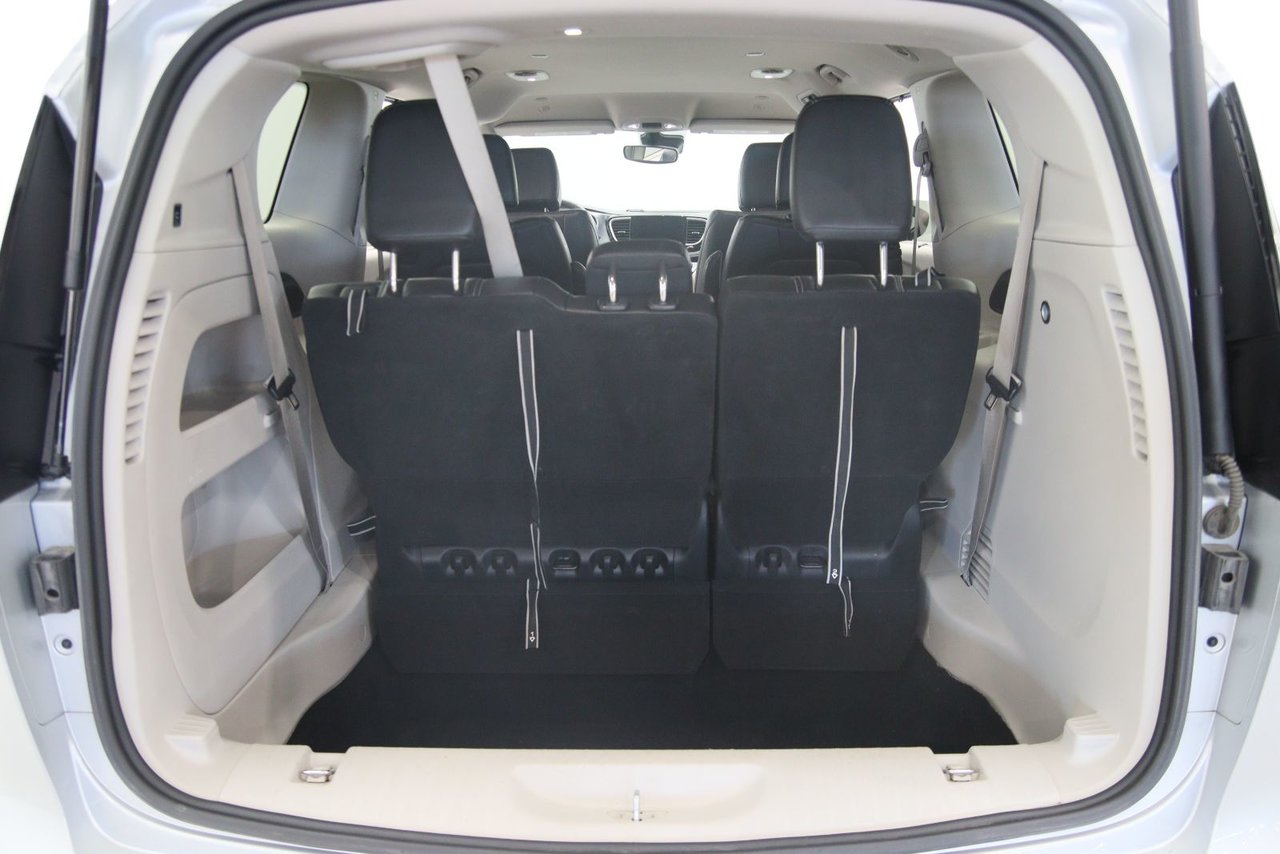Chrysler Pacifica Touring L 2023-17