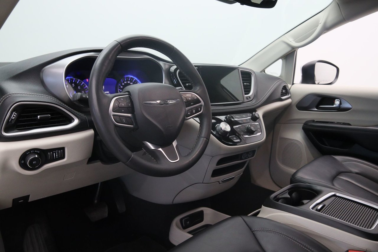 Chrysler Pacifica Touring L 2023-6