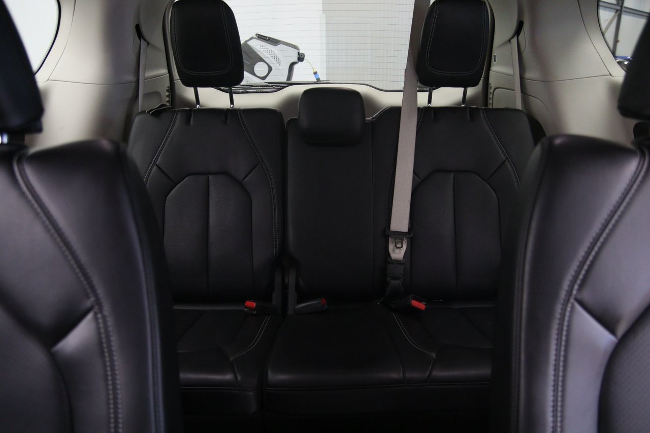 Chrysler Pacifica Touring L 2023-9
