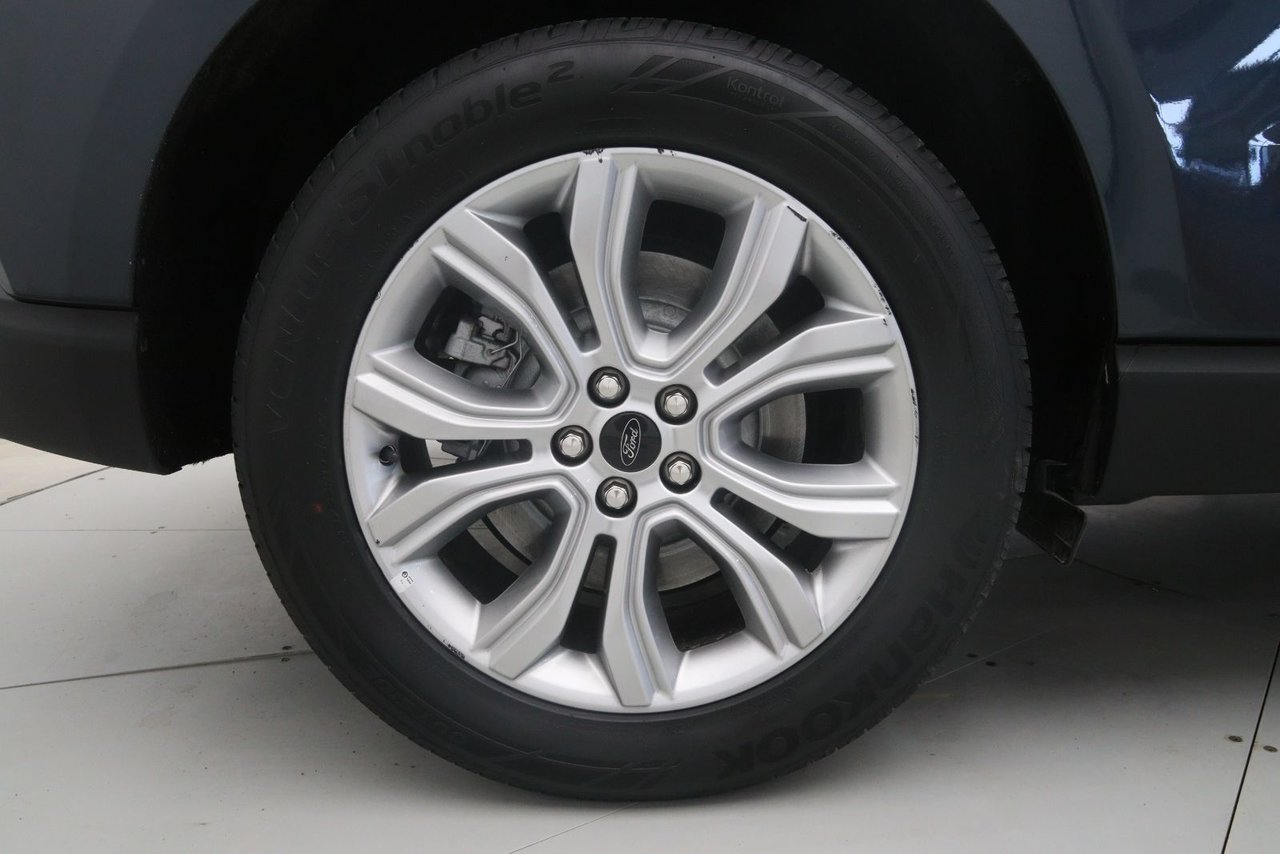 Ford Edge Titanium 2023-16