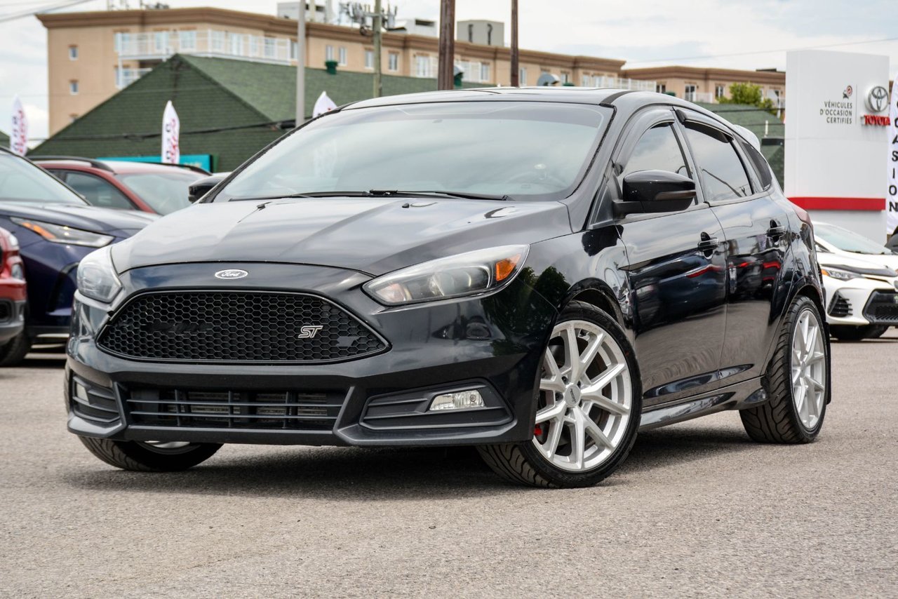 Black 2018 Ford Focus Hatchback Front-Wheel Drive Manual