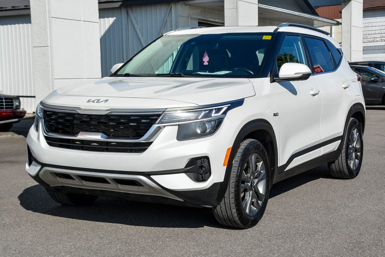 White 2022 Kia Seltos SUV / Crossover All-Wheel Drive Automatic