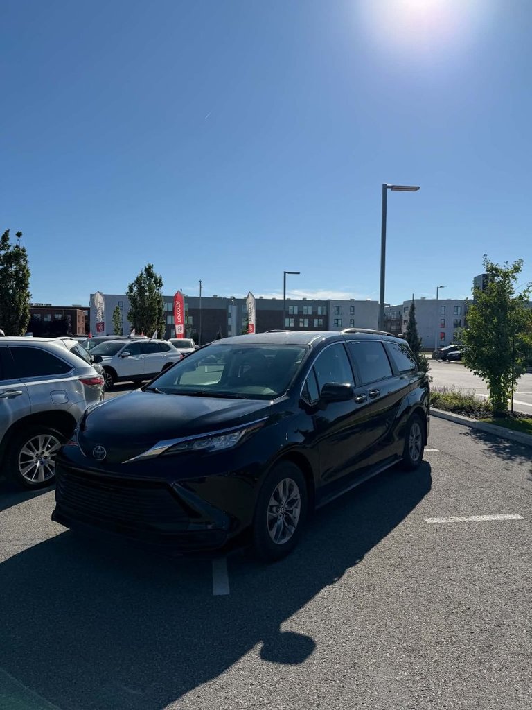 Midnight Black Metallic 2023 Toyota Sienna Minivan Front-Wheel Drive Continuously Variable Transmission